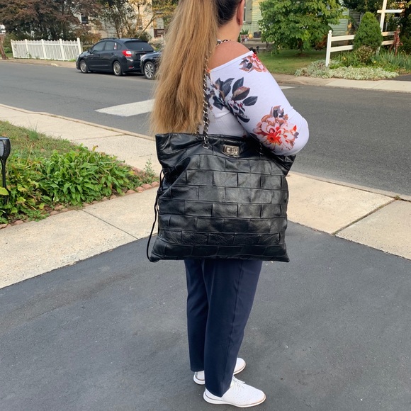 🌺SOLD 🌺Chanel glazed leather shoulder tote - Picture 9 of 11